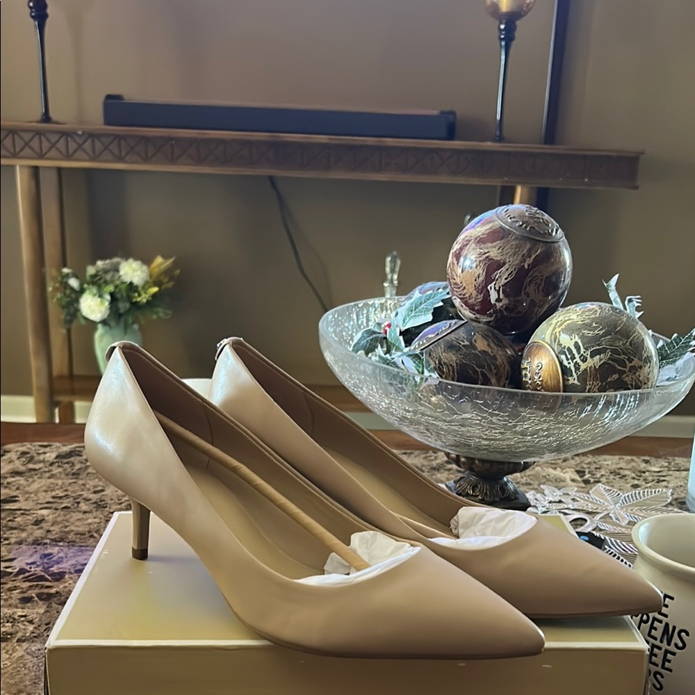 Cream Heels with Medium Height and Sleek Silhouette